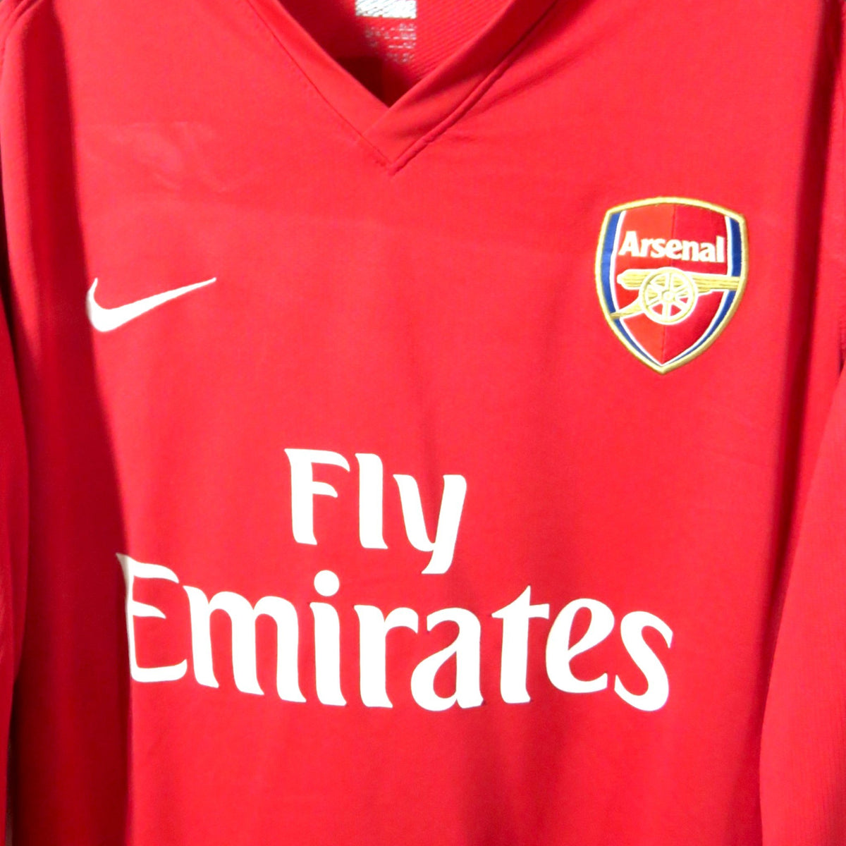 Nostalgic Football Shirts Arsenal 2008-10 thuisshirt met Nike logo, Arsenal embleem en Fly Emirates sponsoropdruk.