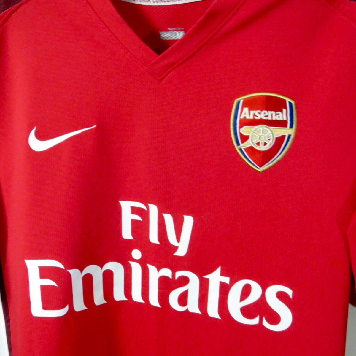 Nostalgic Football Shirts Arsenal 2008-10 thuisshirt in rood met wit, Nike logo, clubembleem en Fly Emirates sponsor.