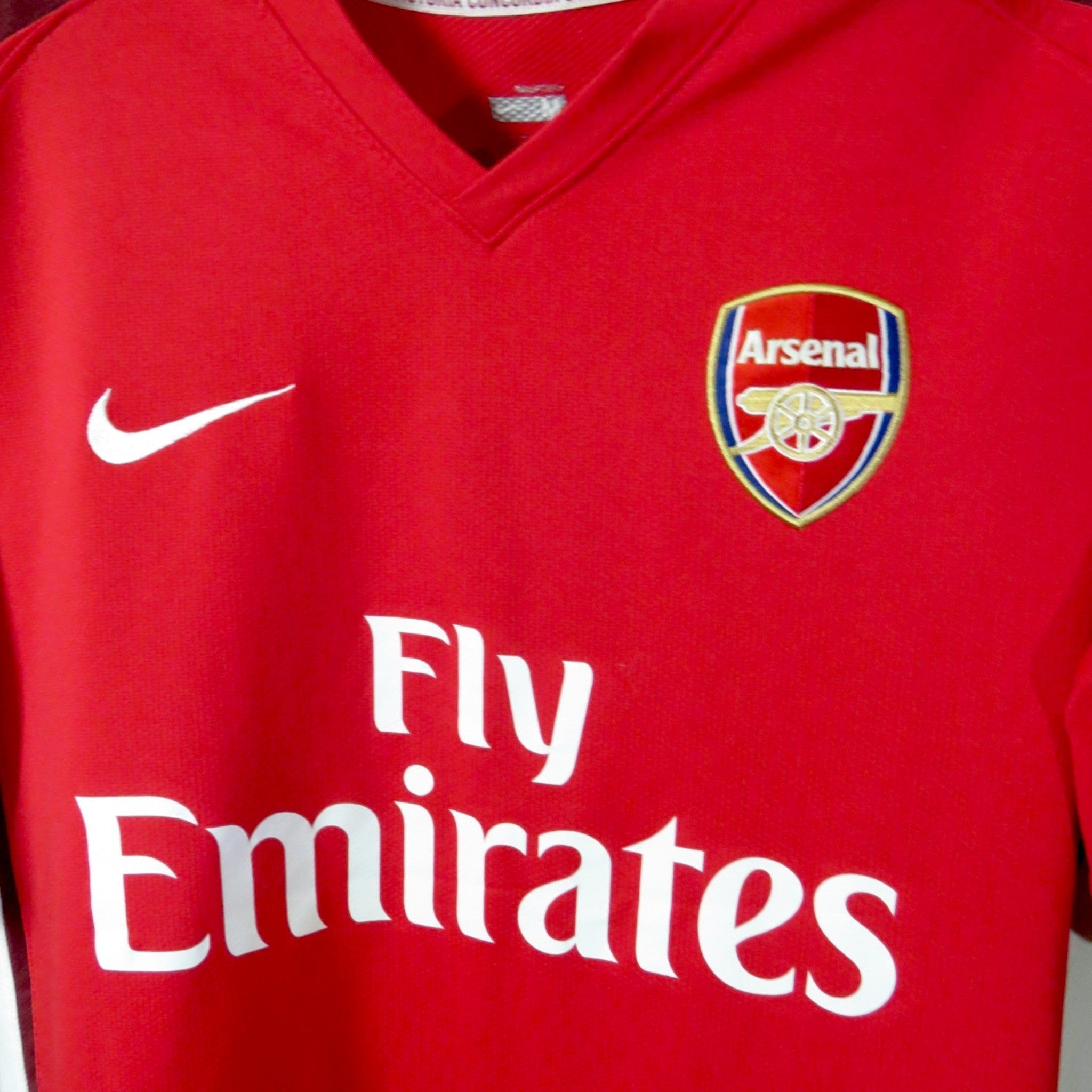 Nostalgic Football Shirts Arsenal 2008-10 thuisshirt in rood met wit, Nike logo, clubembleem en Fly Emirates sponsor.