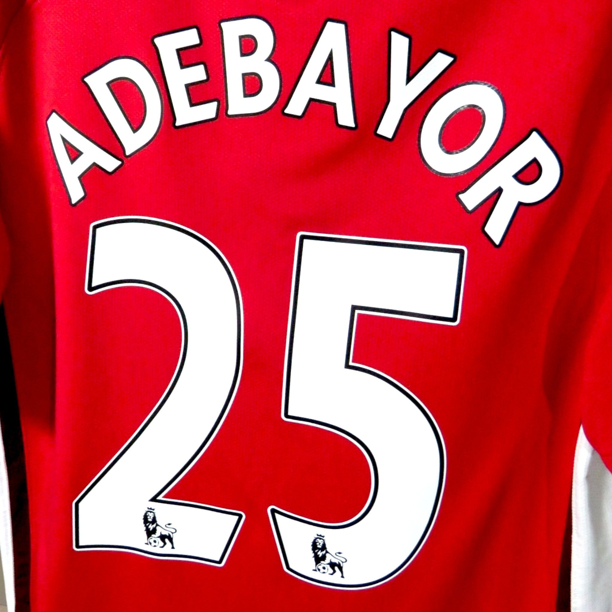 Nostalgic Football Shirts Arsenal 2008-10 thuisshirt met Adebayor nummer 25 bedrukking op de rug