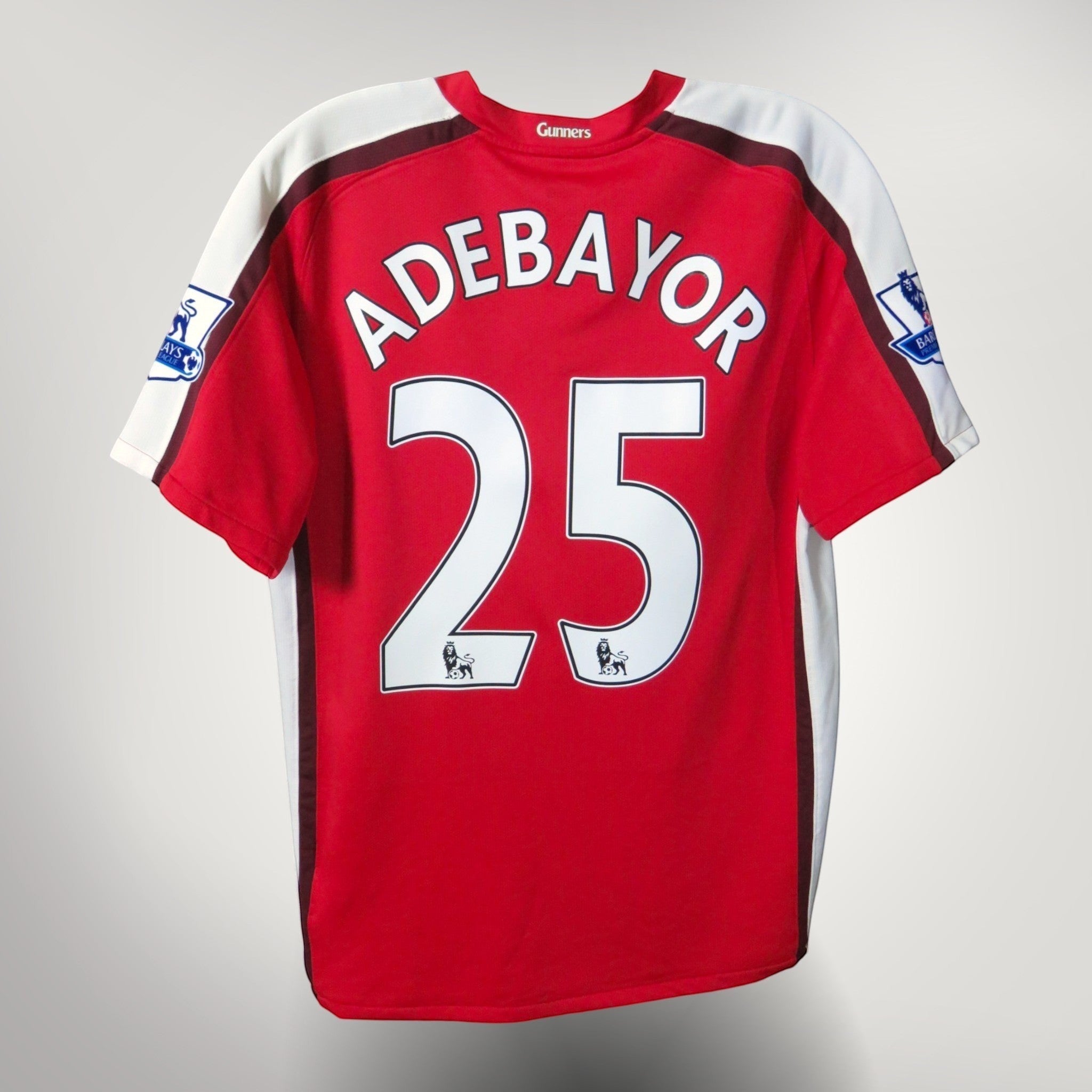 Nostalgic Football Shirts Arsenal 2008-10 thuisshirt rood met witte mouwen, Adebayor nummer 25 op de achterkant.