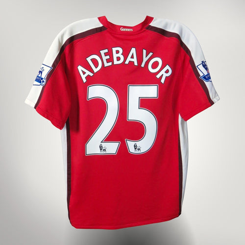 Nostalgic Football Shirts Arsenal 2008-10 thuisshirt rood met witte mouwen, Adebayor nummer 25 op de achterkant.