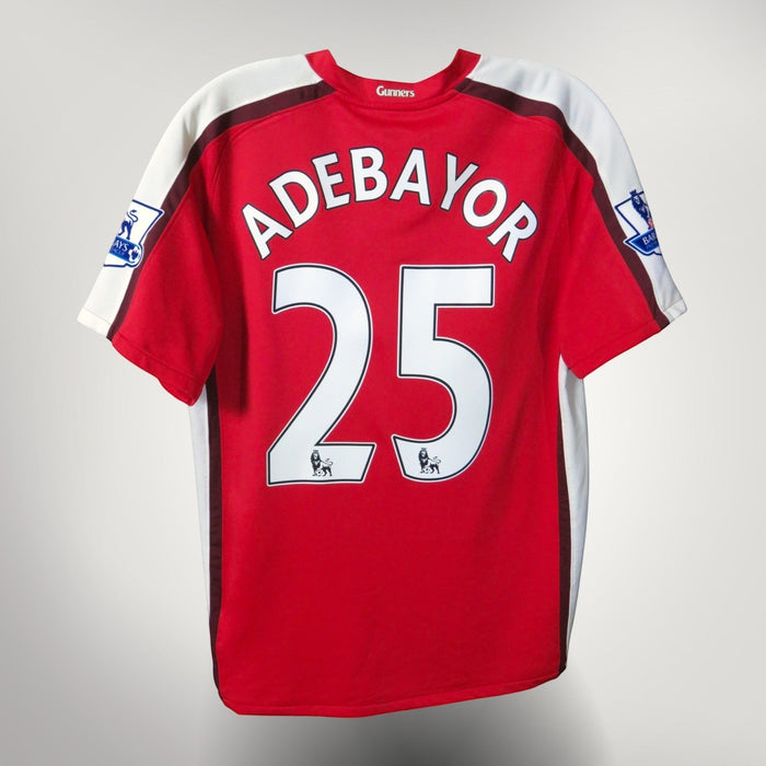 Nostalgic Football Shirts Arsenal 2008-10 thuisshirt rood met witte mouwen, Adebayor nummer 25 op de achterkant.