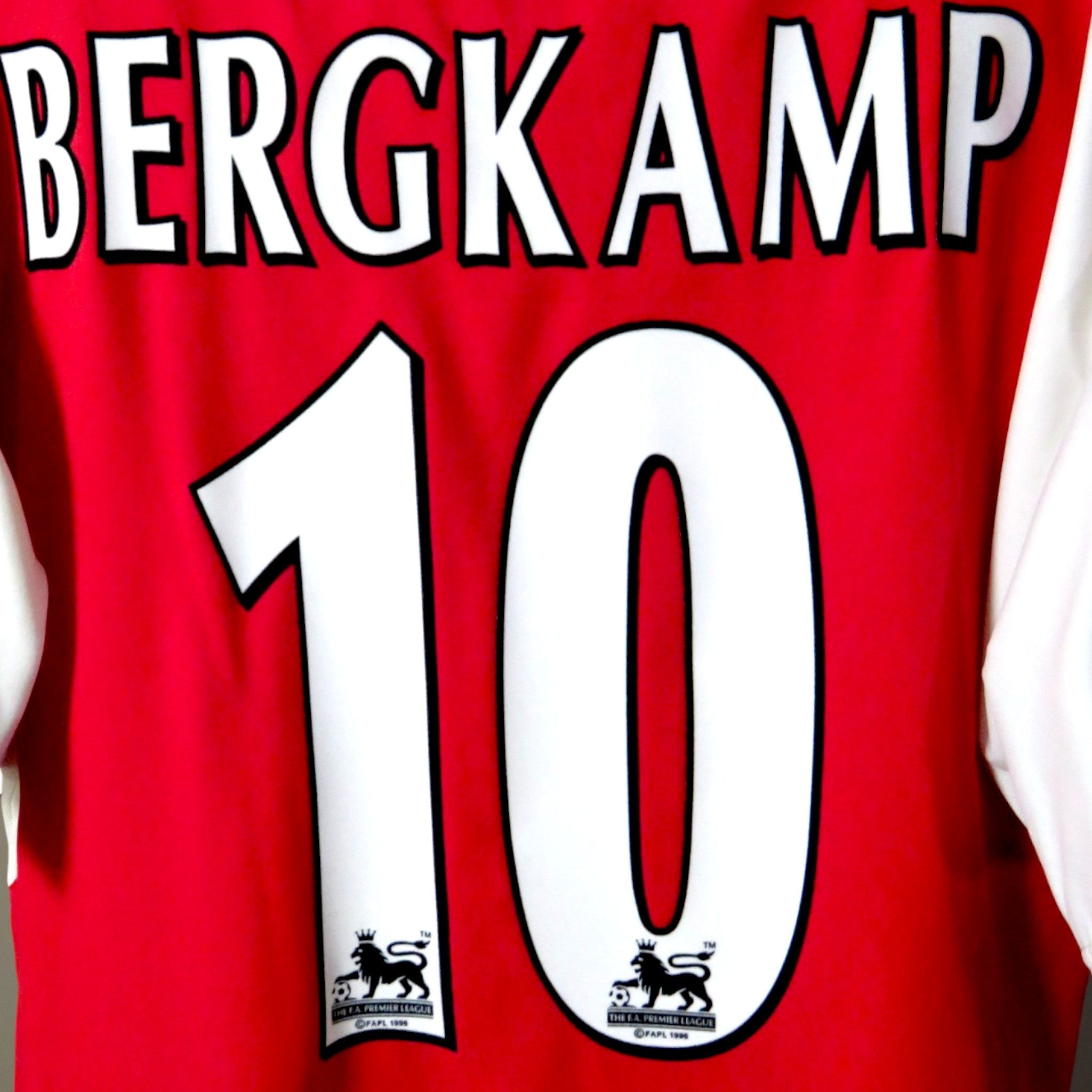 Nostalgic Football Shirts Arsenal 2002-04 thuisshirt met Bergkamp nummer 10 bedrukking op de achterkant
