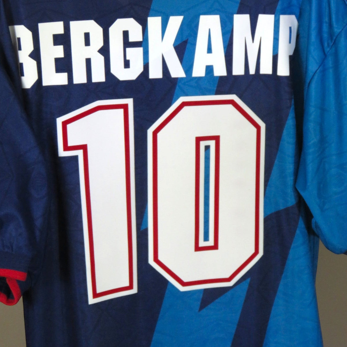Nostalgic Football Shirts Arsenal 1995-96 uitshirt met Bergkamp nummer 10 in navy en blauw met bliksemschicht design