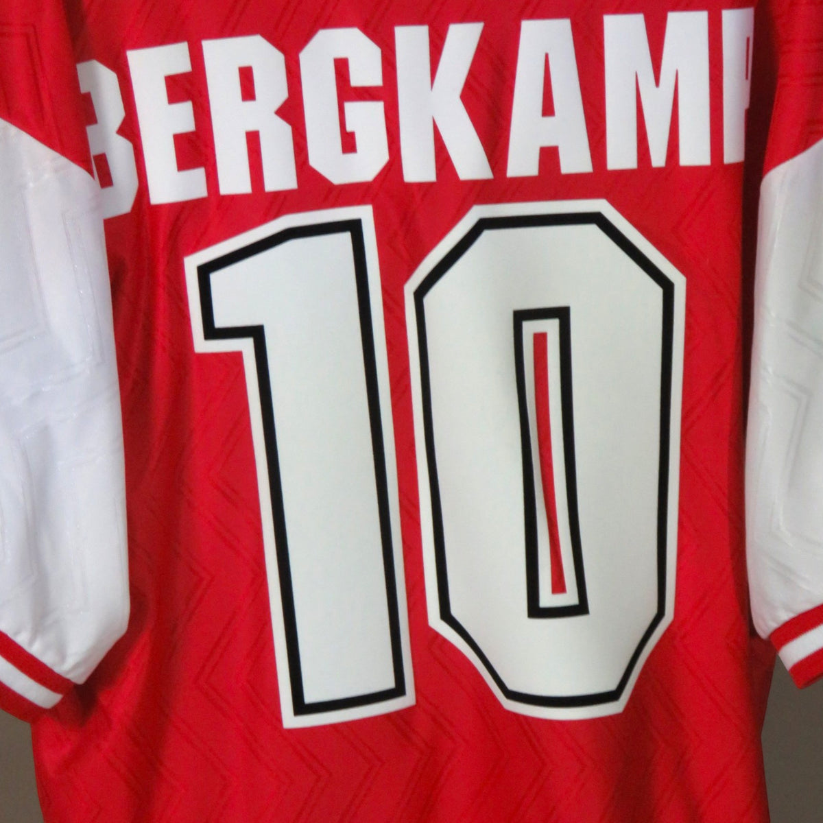 Nostalgic Football Shirts Arsenal 1996-98 thuisshirt met Bergkamp nummer 10 bedrukking op de rode achterkant