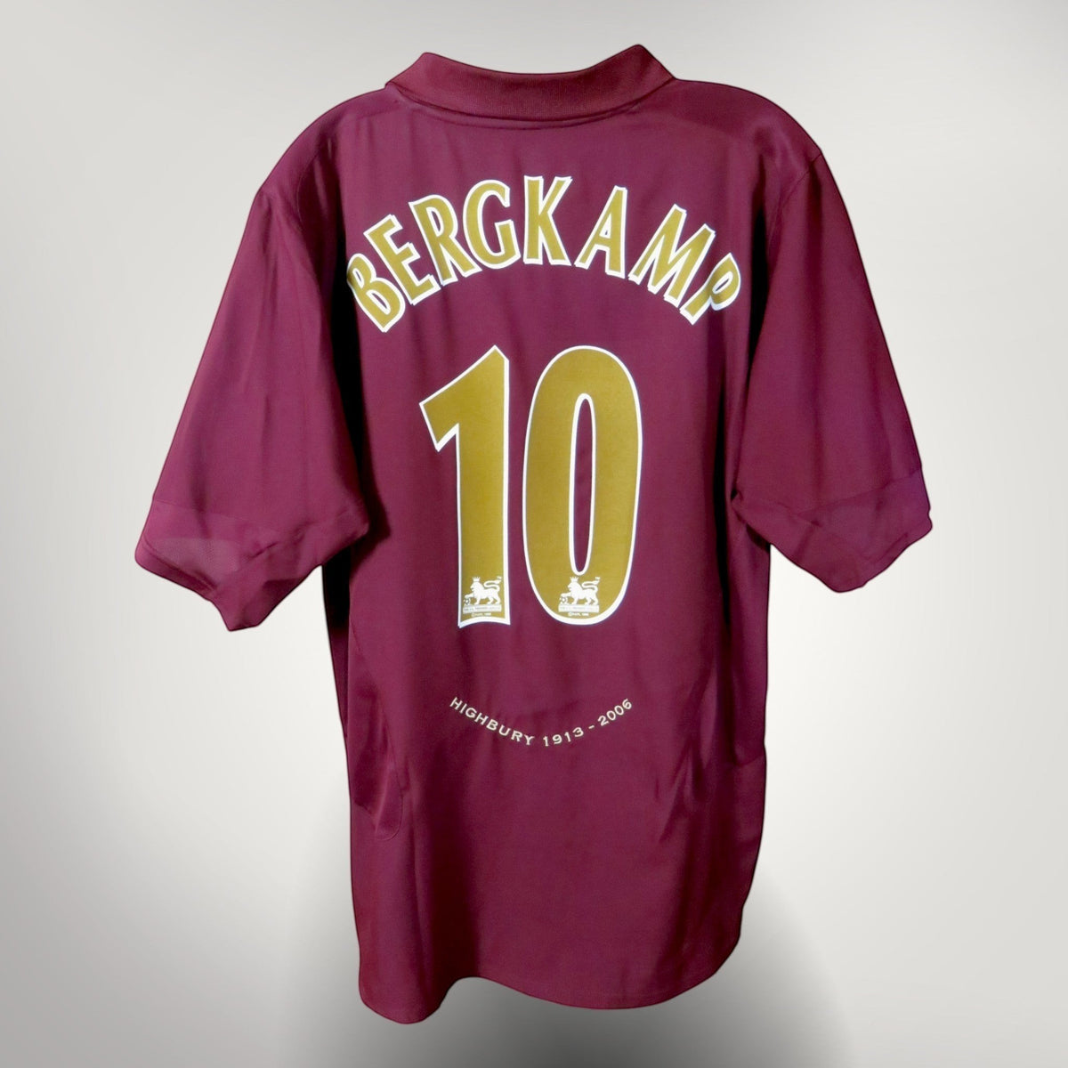 Nostalgic Football Shirts Arsenal 2005-06 thuisshirt in rood met Bergkamp 10 bedrukking en Highbury detail op de rug.