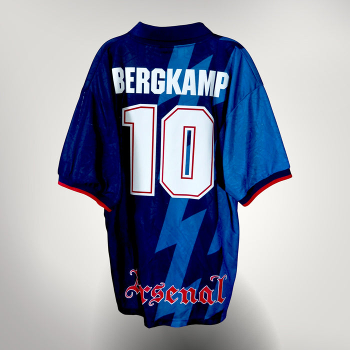 Nostalgic Football Shirts Arsenal 1995-96 uitshirt met Bergkamp nummer 10 in navy blauw met bliksemschicht patroon