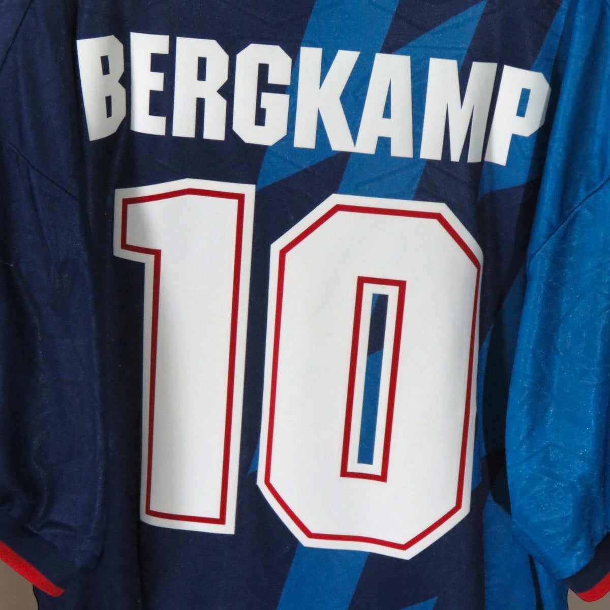 Nostalgic Football Shirts Arsenal 1995-96 uitshirt met Bergkamp nummer 10 in navy blauw met bliksemschicht patroon
