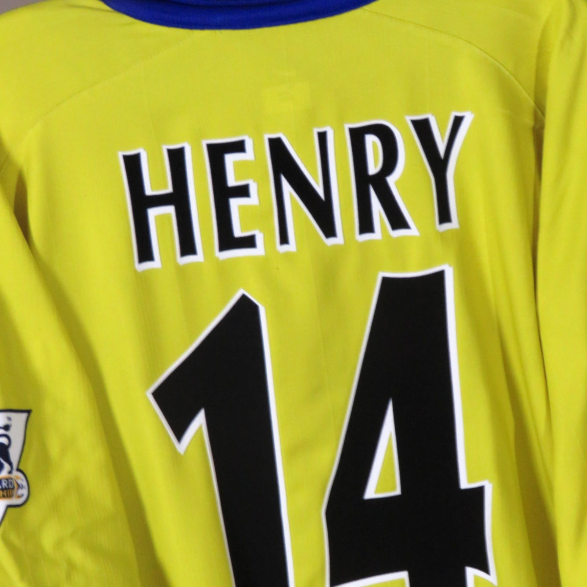 Nostalgic Football Shirts Arsenal 2003-04 uitshirt met Henry 14 bedrukking in goud en marineblauw
