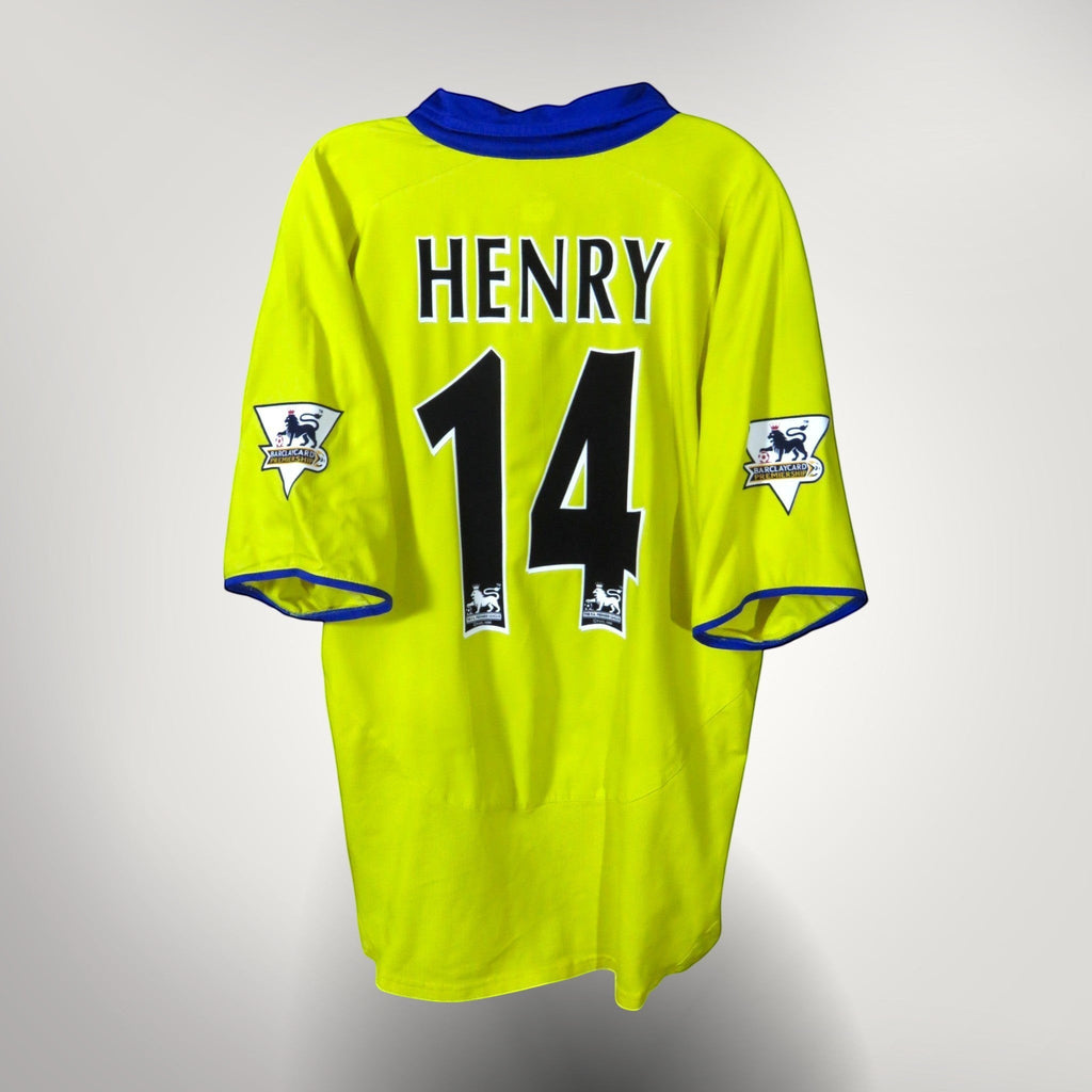 Nostalgic Football Shirts Arsenal 2003-04 uitshirt in geel met blauwe kraag, bedrukt met Henry 14 op de achterzijde.