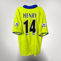 Nostalgic Football Shirts Arsenal 2003-04 uitshirt in geel met blauwe kraag, bedrukt met Henry 14 op de achterzijde.