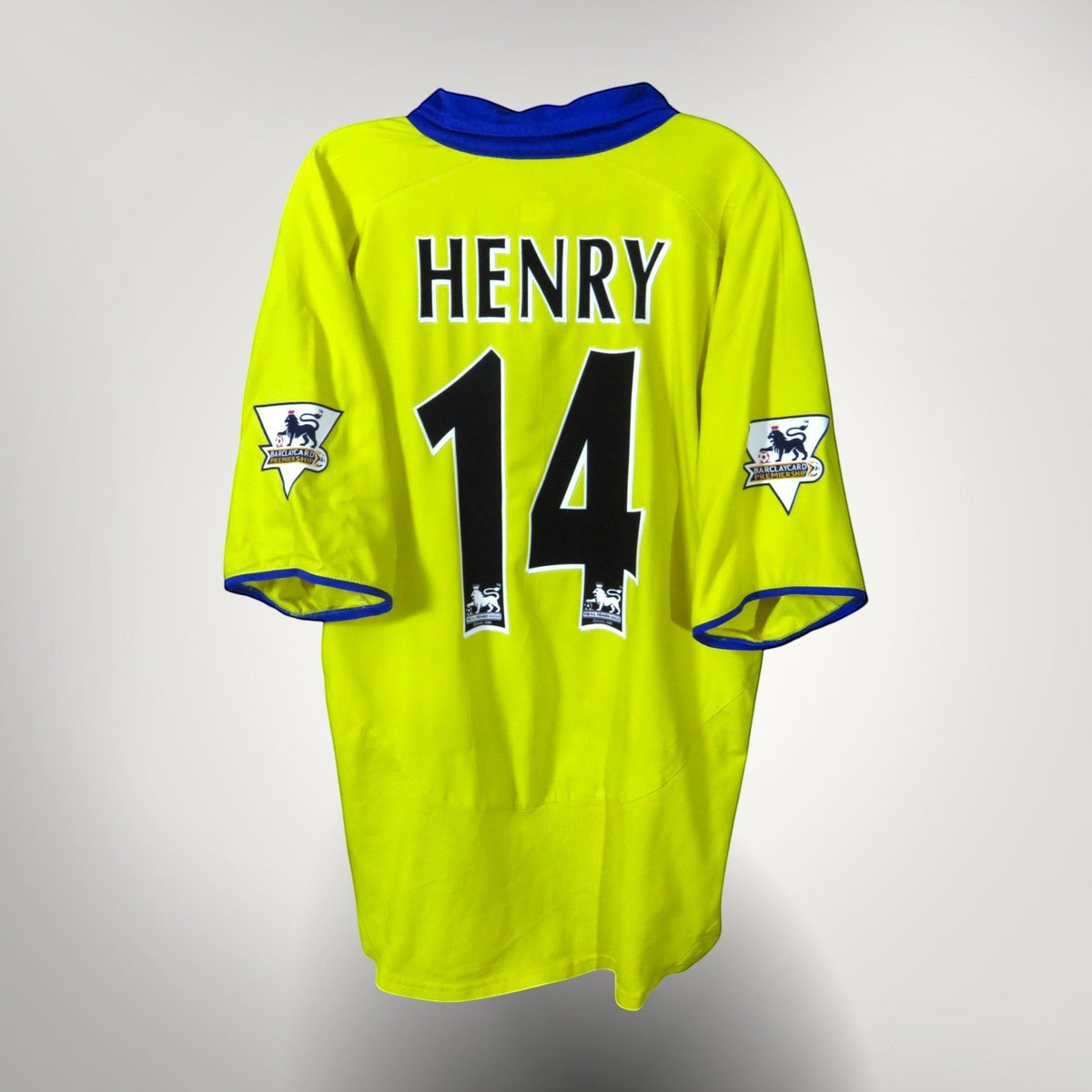 Nostalgic Football Shirts Arsenal 2003-04 uitshirt in geel met blauwe kraag, bedrukt met Henry 14 op de achterzijde.