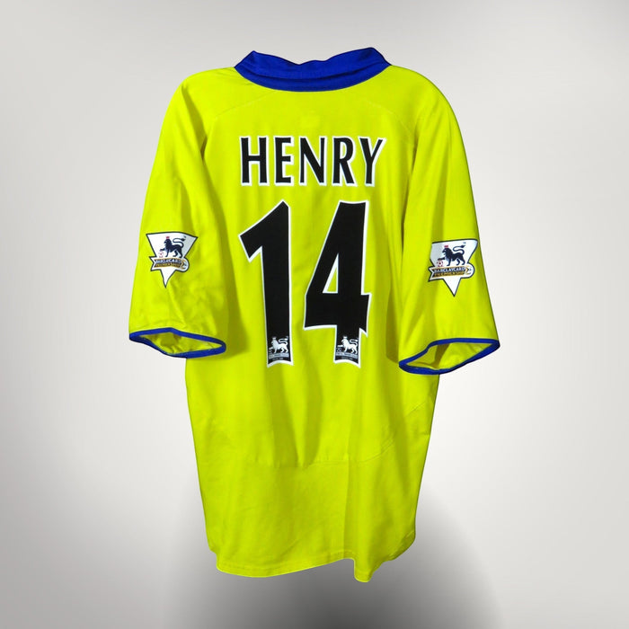 Nostalgic Football Shirts Arsenal 2003-04 uitshirt in geel met blauwe kraag, bedrukt met Henry 14 op de achterzijde.