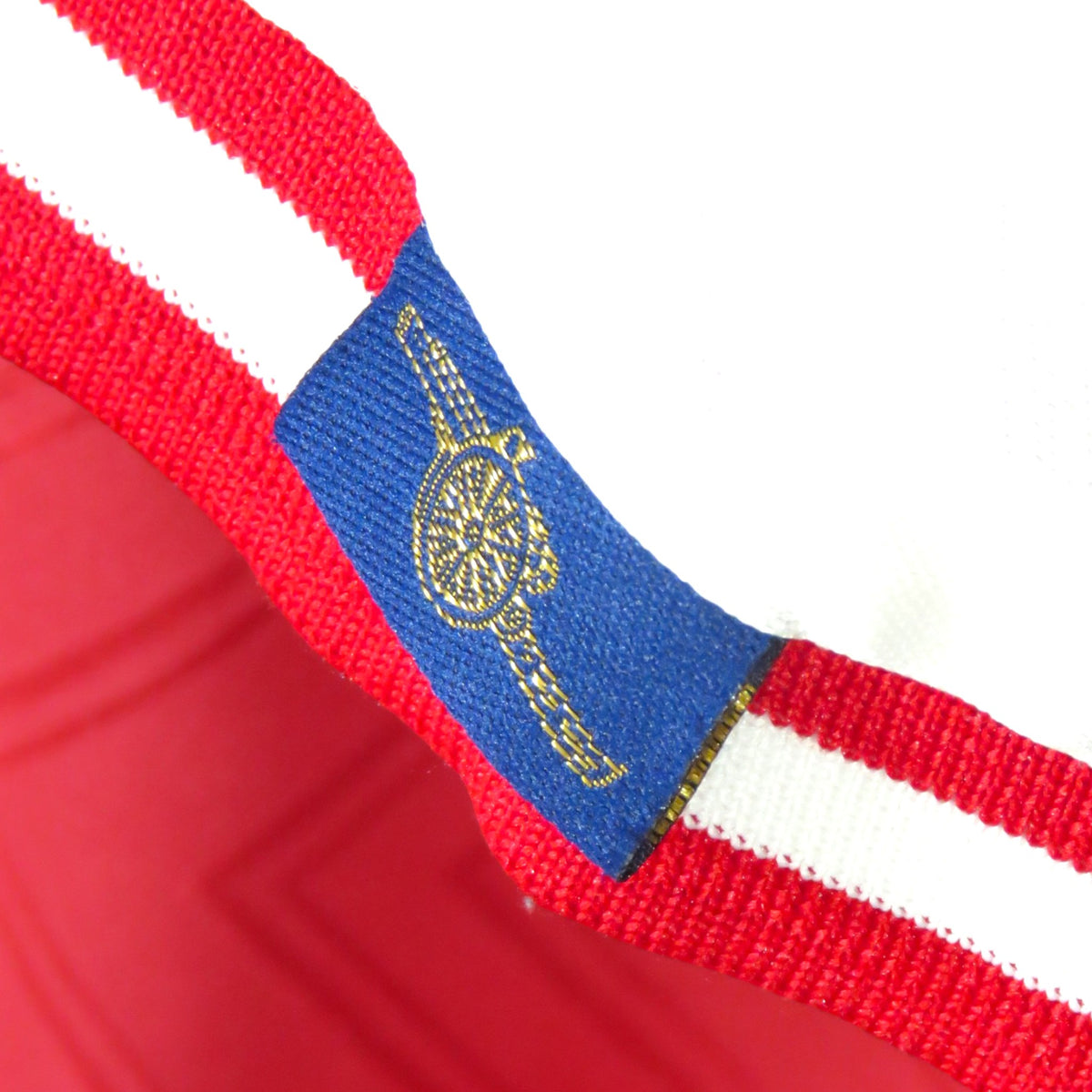Nostalgic Football Shirts Arsenal 1996-98 thuisshirt detail met blauw label en rood-witte kraagafwerking
