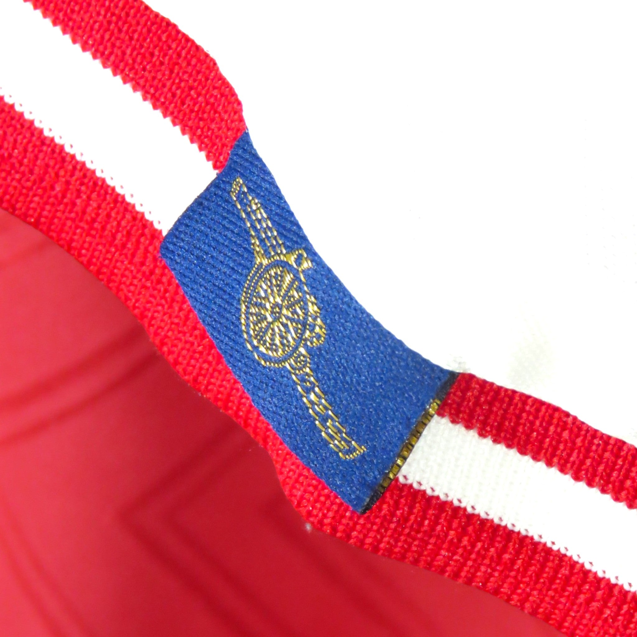 Nostalgic Football Shirts Arsenal 1996-98 thuisshirt detail met blauw label en rood-witte kraagafwerking
