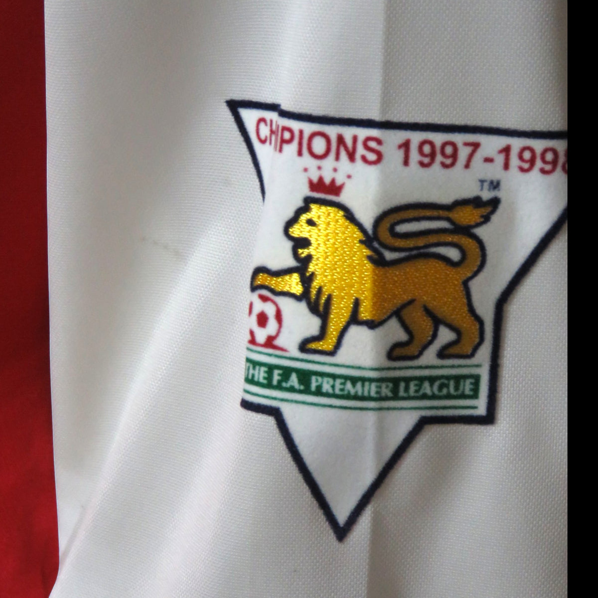 Nostalgic Football Shirts Arsenal 1998-99 thuisshirt mouwdetail met officiële FA Premier League kampioensbadge