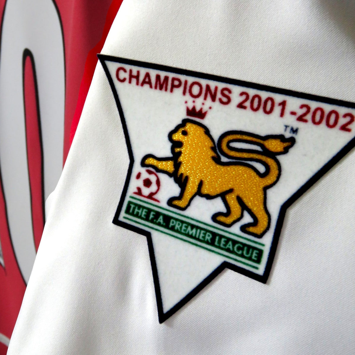 Nostalgic Football Shirts Arsenal 2002-04 thuisshirt detail met officiële FA Premier League Champions 2001-2002 badge