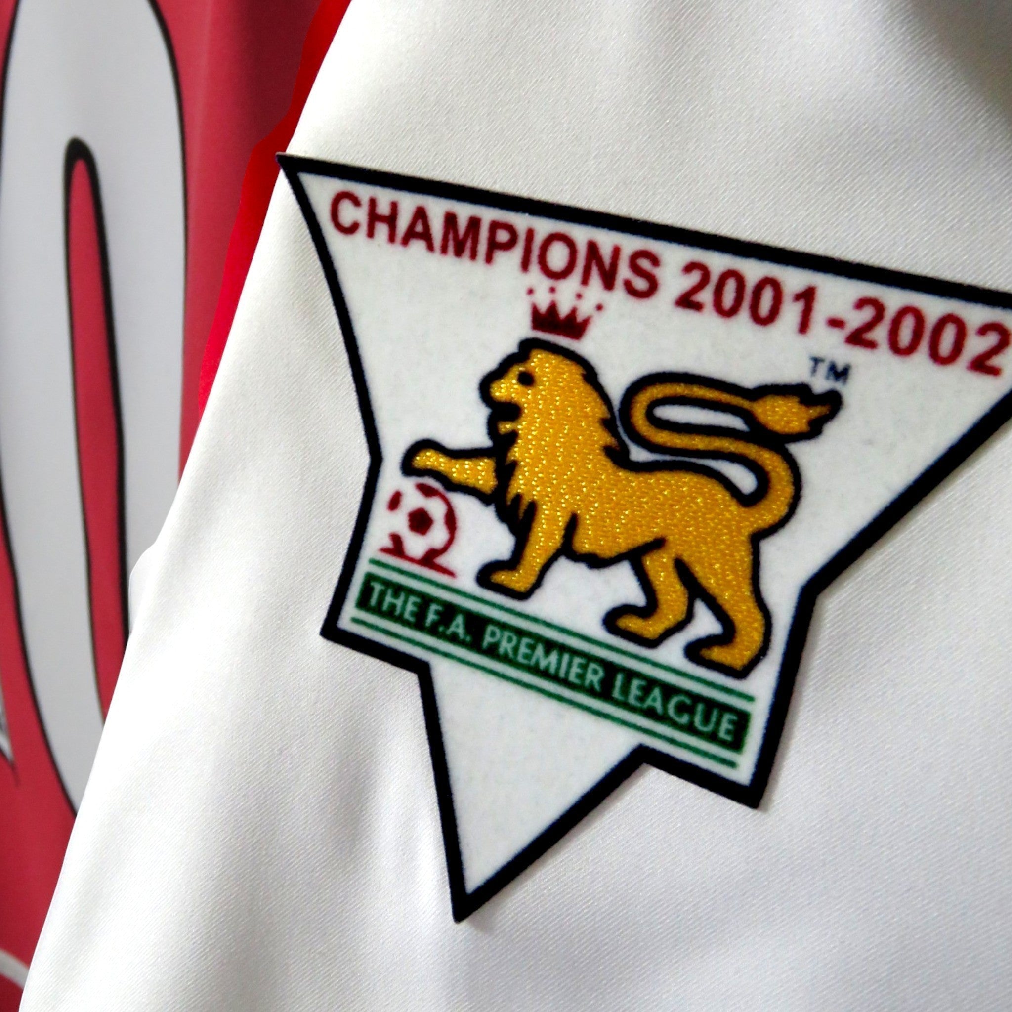 Nostalgic Football Shirts Arsenal 2002-04 thuisshirt detail met officiële FA Premier League Champions 2001-2002 badge