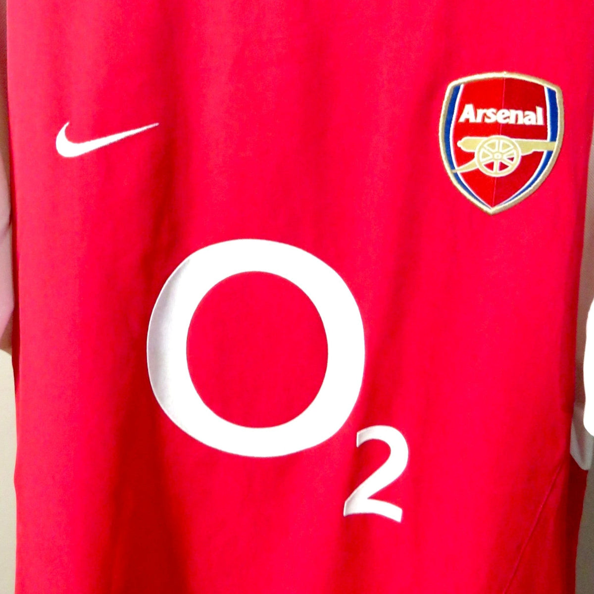 Nostalgic Football Shirts Arsenal 2002-04 thuisshirt met rood Nike logo, O2 sponsor en geborduurd clubembleem