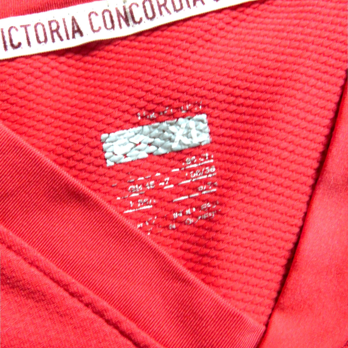 Nostalgic Football Shirts Arsenal 2008-10 thuisshirt maat XL met textuur in de rode stof en Victoria Concordia Crescit