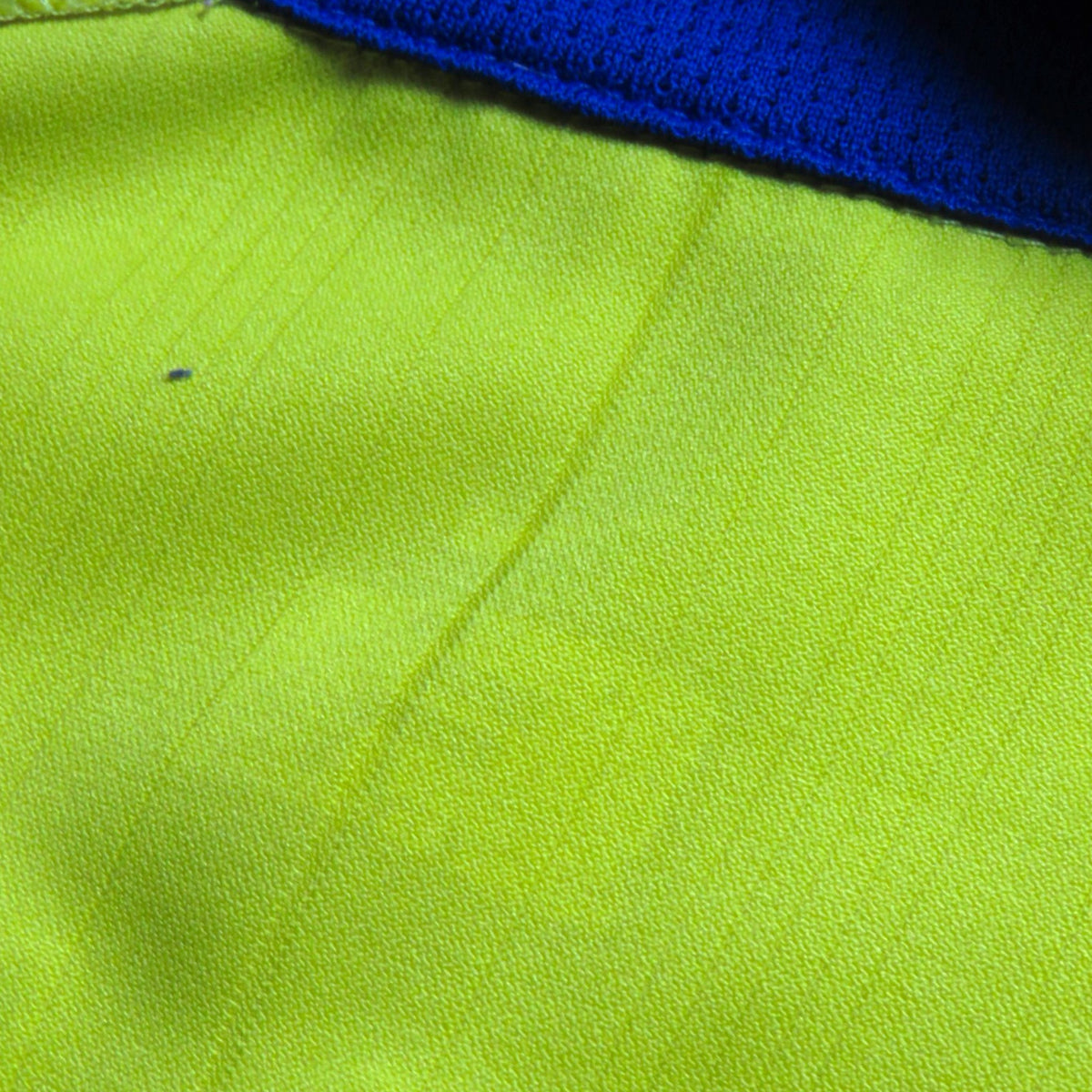 Nostalgic Football Shirts Arsenal 2003-04 uitshirt detail met goudgele stof en navyblauwe kraagrand