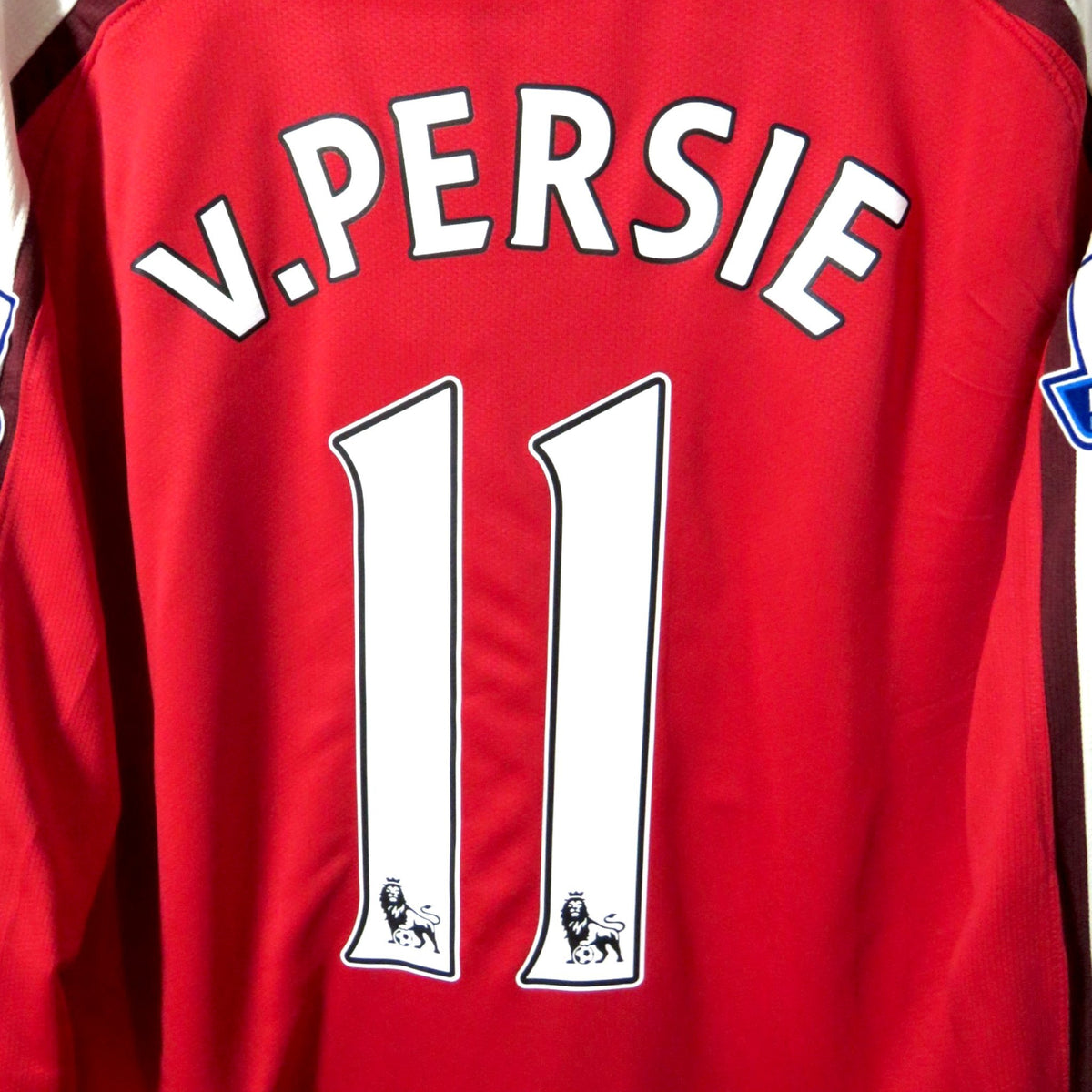 Achterkant van het Nostalgic Football Shirts Arsenal 2008-10 thuisshirt met Van Persie nummer 11 bedrukking.