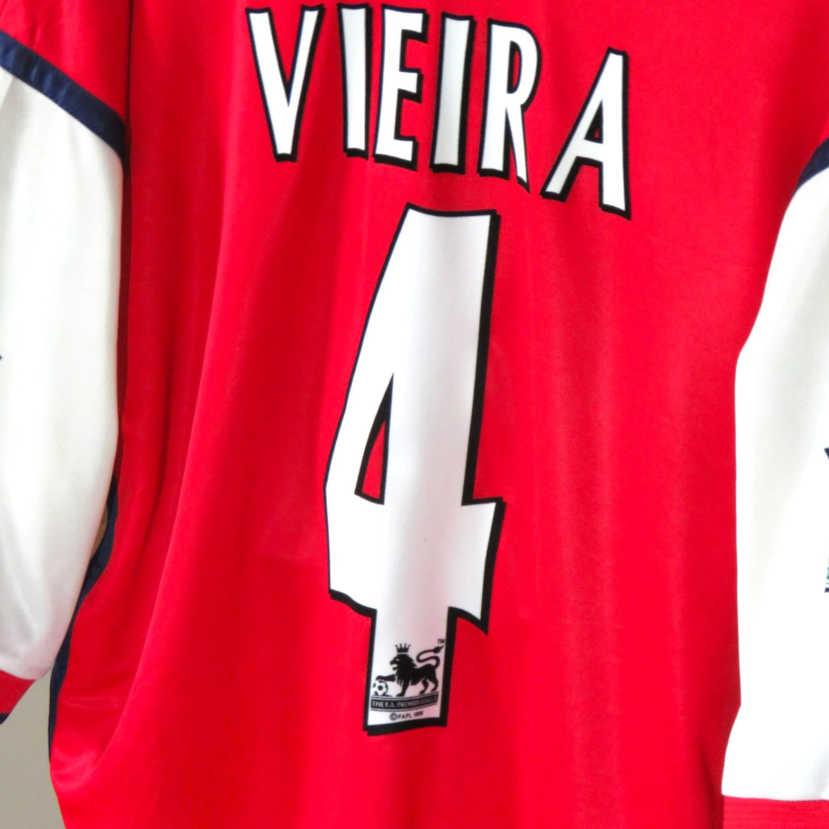 Nostalgic Football Shirts Arsenal 1998-99 thuisshirt rood met witte mouwen, Vieira nummer 4 bedrukking op de achterkant
