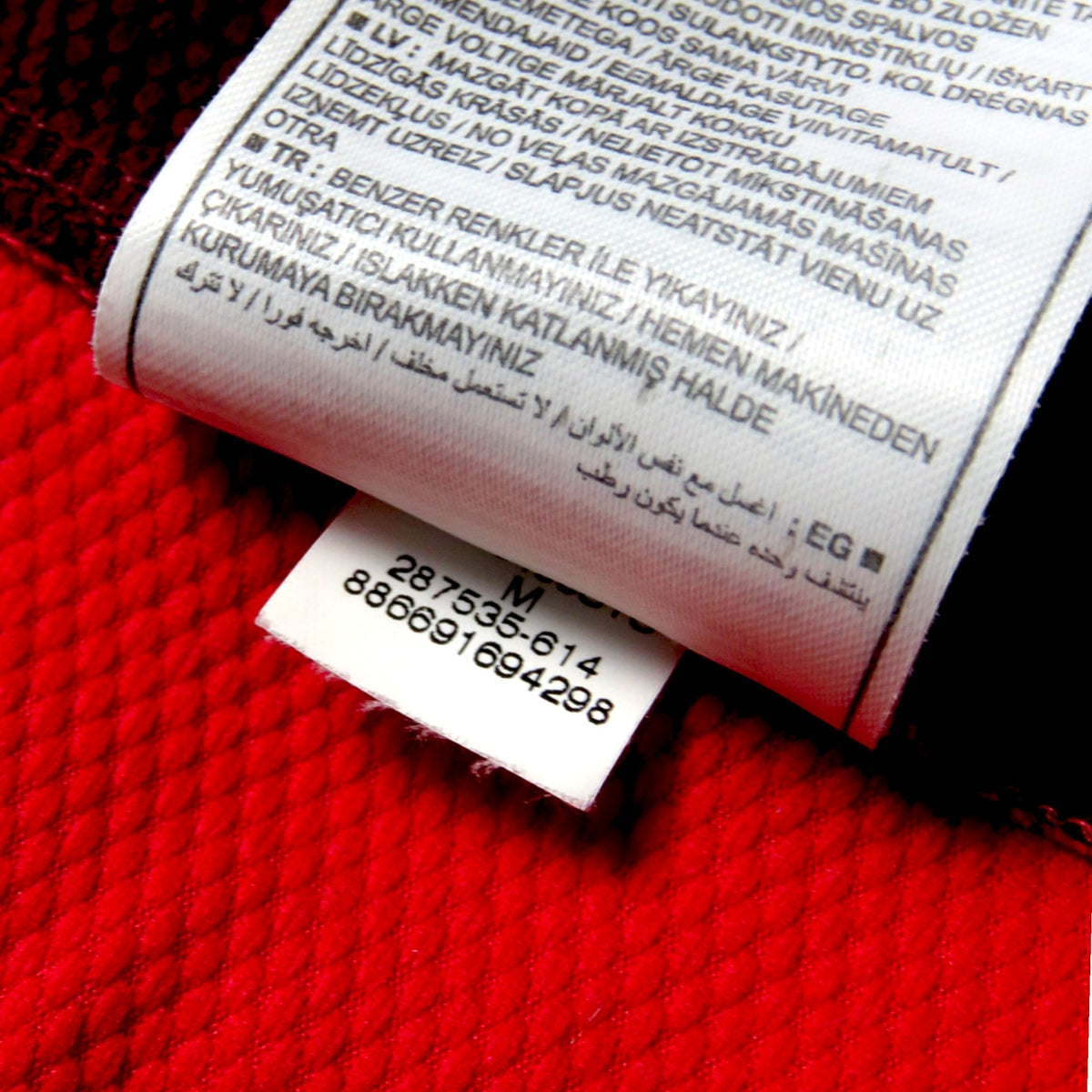 Nostalgic Football Shirts waslabel van een rood Arsenal 2008-10 thuisshirt met maat M en productcode 287535-614