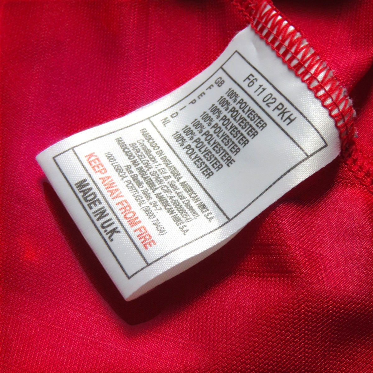Nostalgic Football Shirts waslabel van een klassiek rood Arsenal voetbalshirt uit 1996-98 gemaakt van polyester
