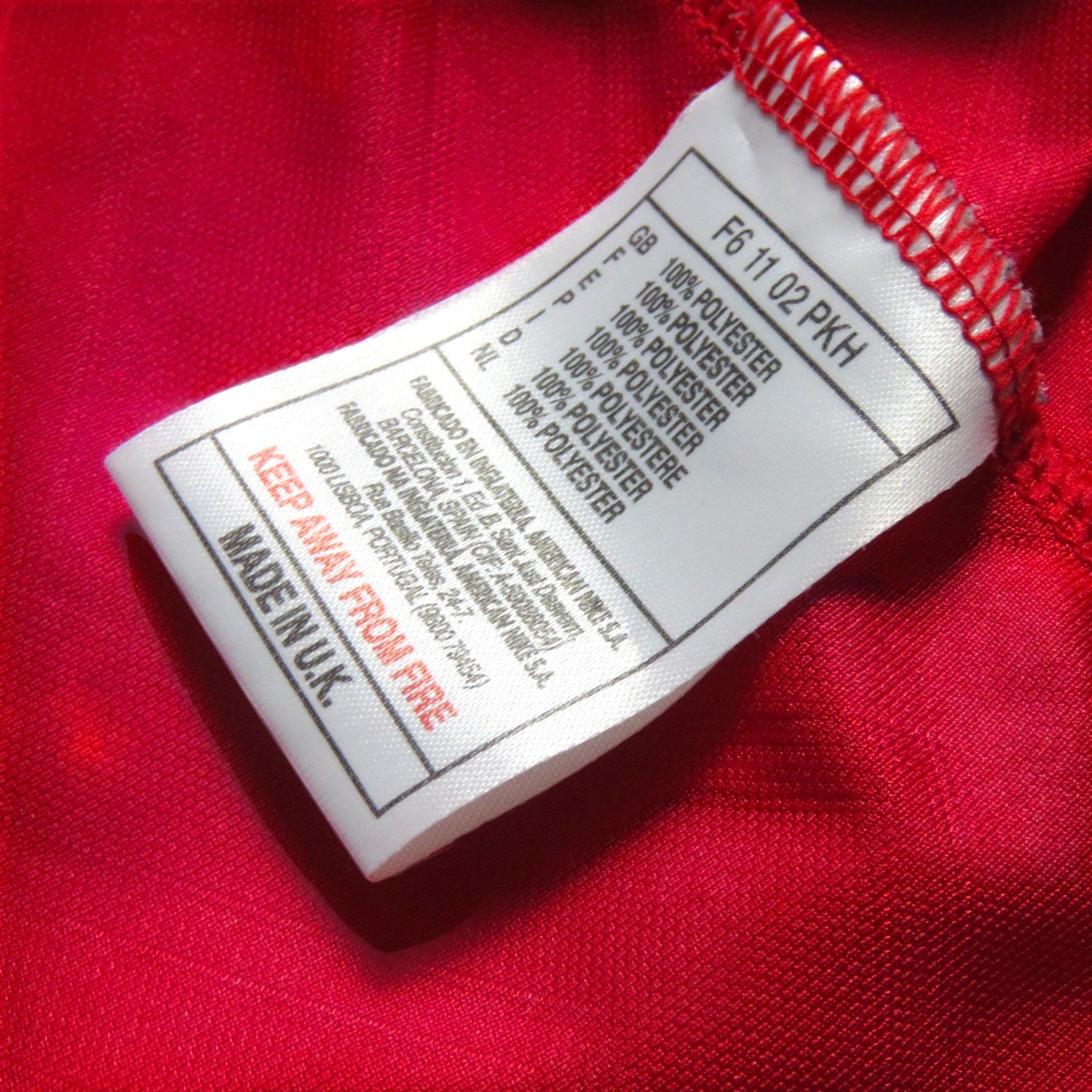 Nostalgic Football Shirts waslabel van een klassiek rood Arsenal voetbalshirt uit 1996-98 gemaakt van polyester