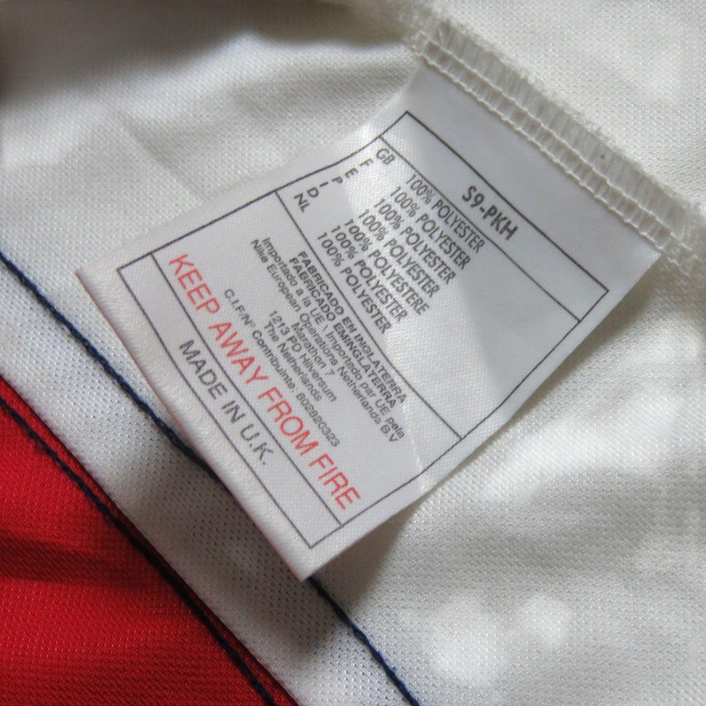 Nostalgic Football Shirts label van Arsenal 1998-99 thuisshirt met 100% polyester samenstelling en Made in UK tekst.