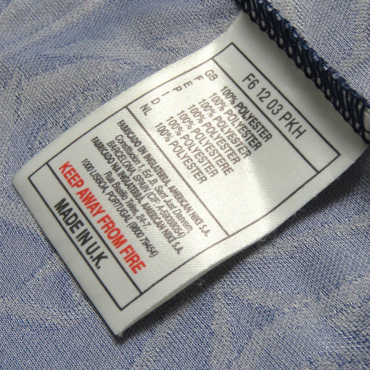 Nostalgic Football Shirts label van het Arsenal 1995-96 uitshirt gemaakt van 100% polyester, geproduceerd in het VK.