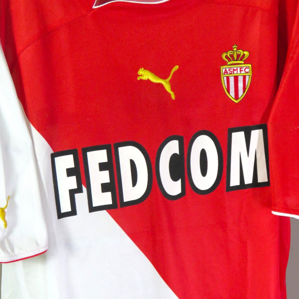 Nostalgic Football Shirts AS Monaco 2003-04 thuisshirt met rood-wit diagonaal design, Puma logo en Fedcom sponsor.