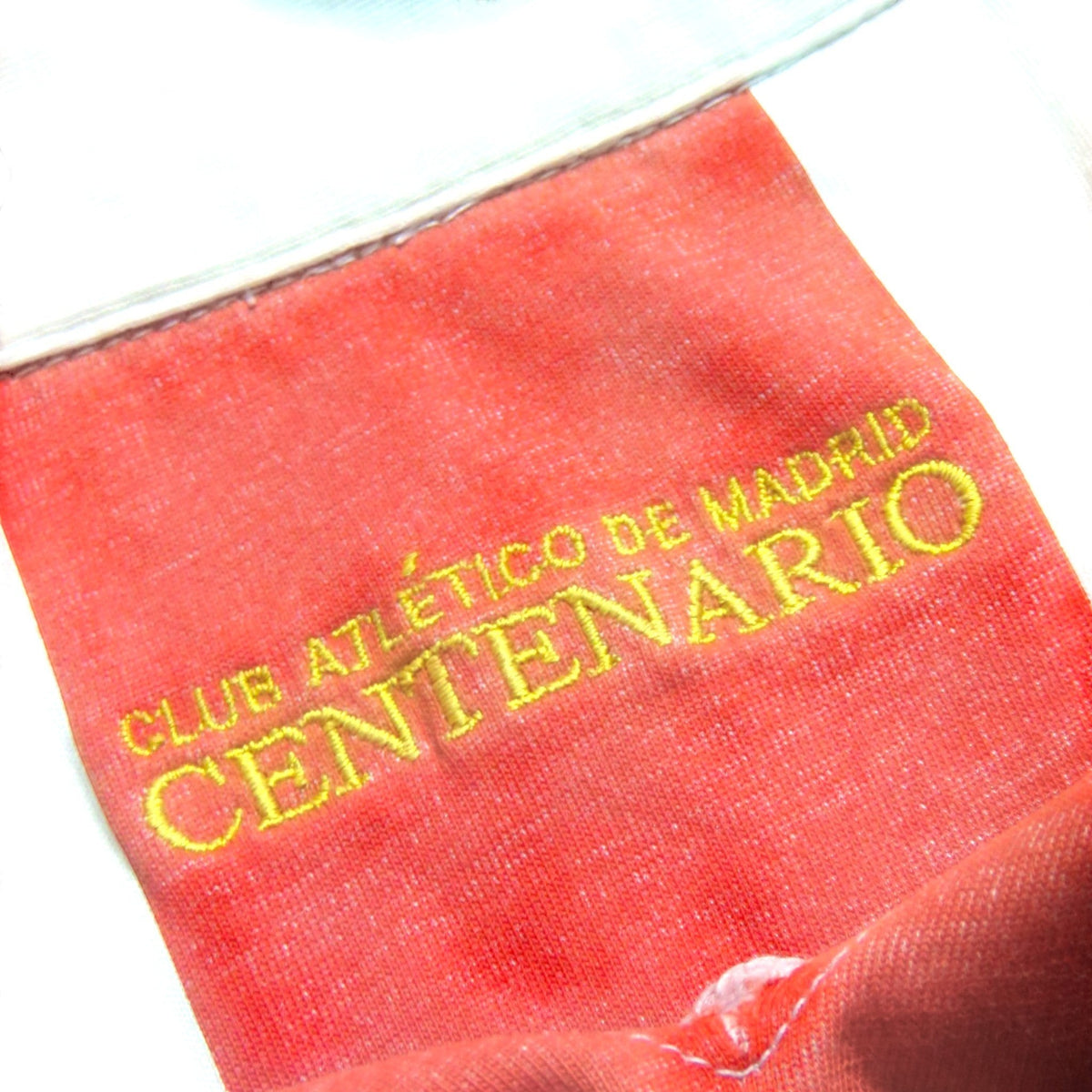 Nostalgic Football Shirts Atletico Madrid 2002-04 thuisshirt detail met gouden Centenario borduursel op rode stof