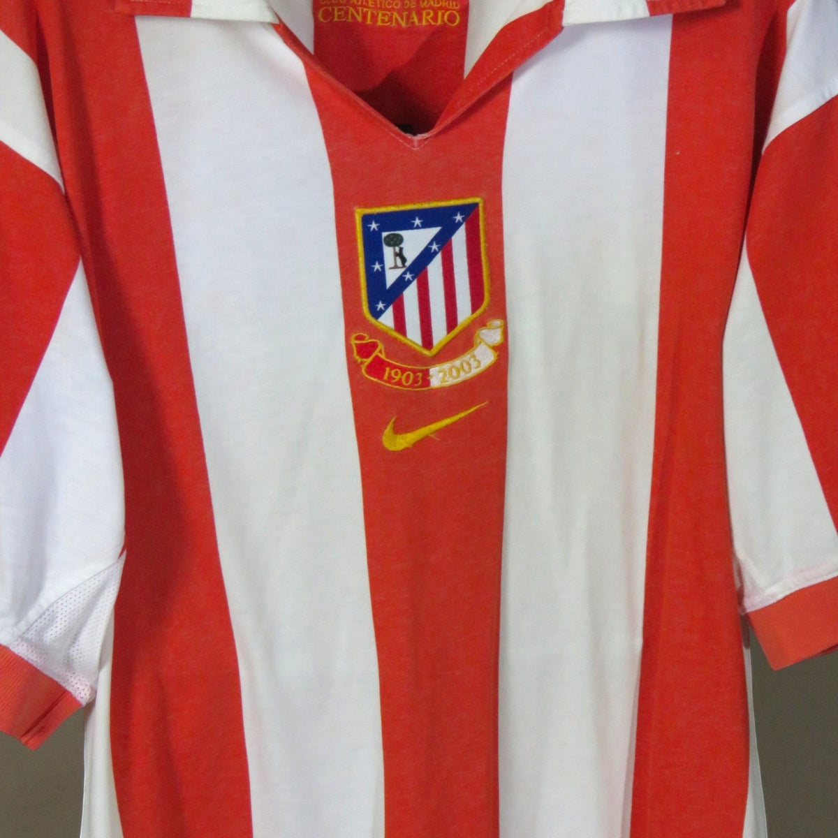 Nostalgic Football Shirts Atletico Madrid 2002-04 thuisshirt met rood-witte strepen en gouden jubileumembleem