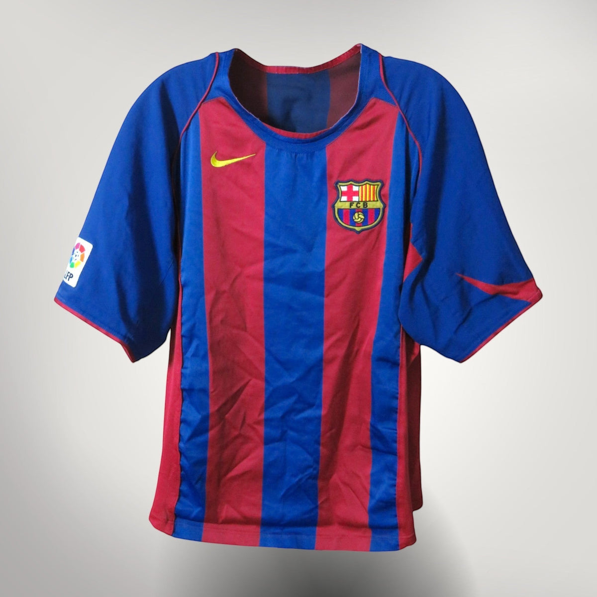 Nostalgic Football Shirts Barcelona 2004-05 thuisshirt met blaugrana strepen, Nike logo en FC Barcelona clubembleem.