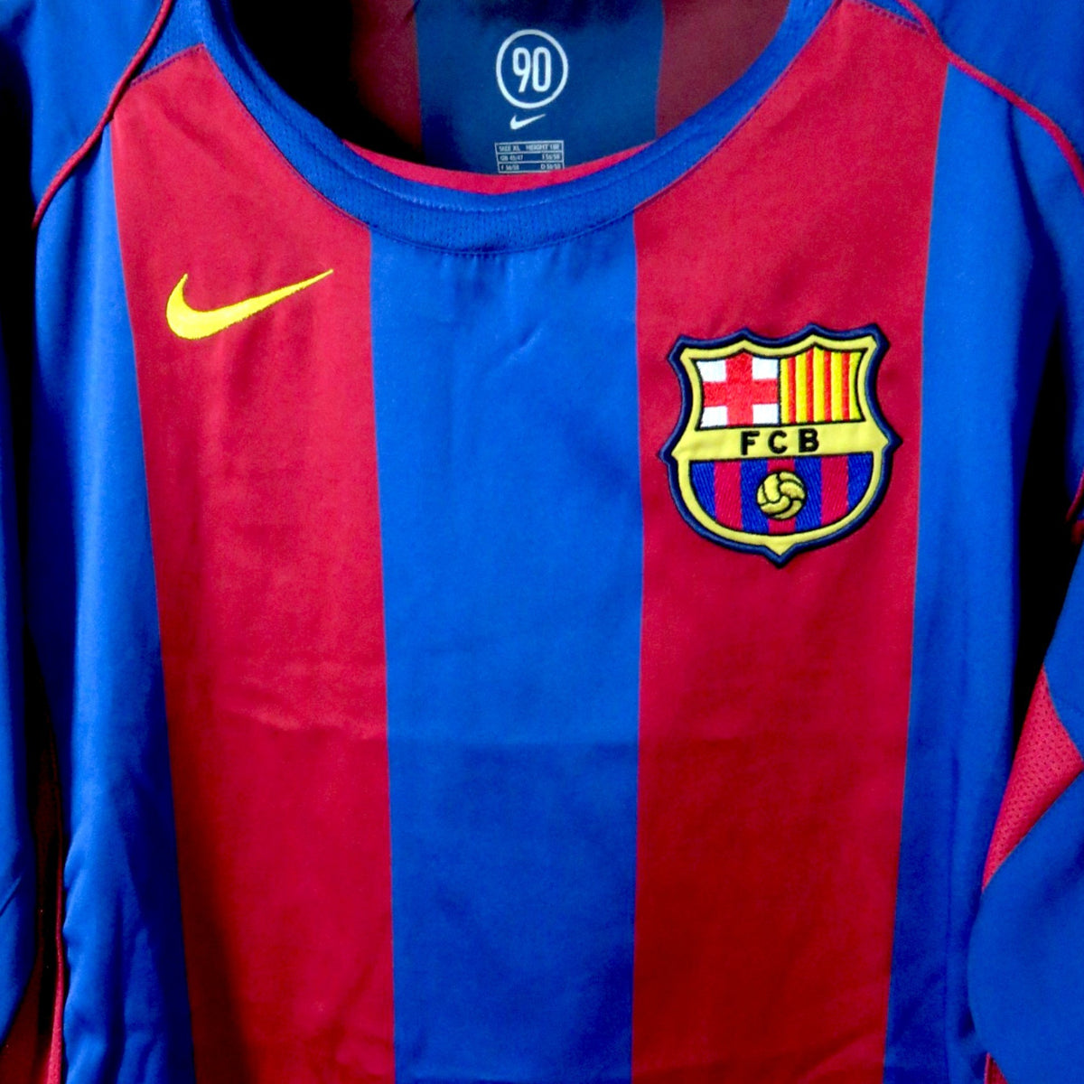 Nostalgic Football Shirts Barcelona 2004-05 thuisshirt met blaugrana strepen, Nike logo en clubembleem.