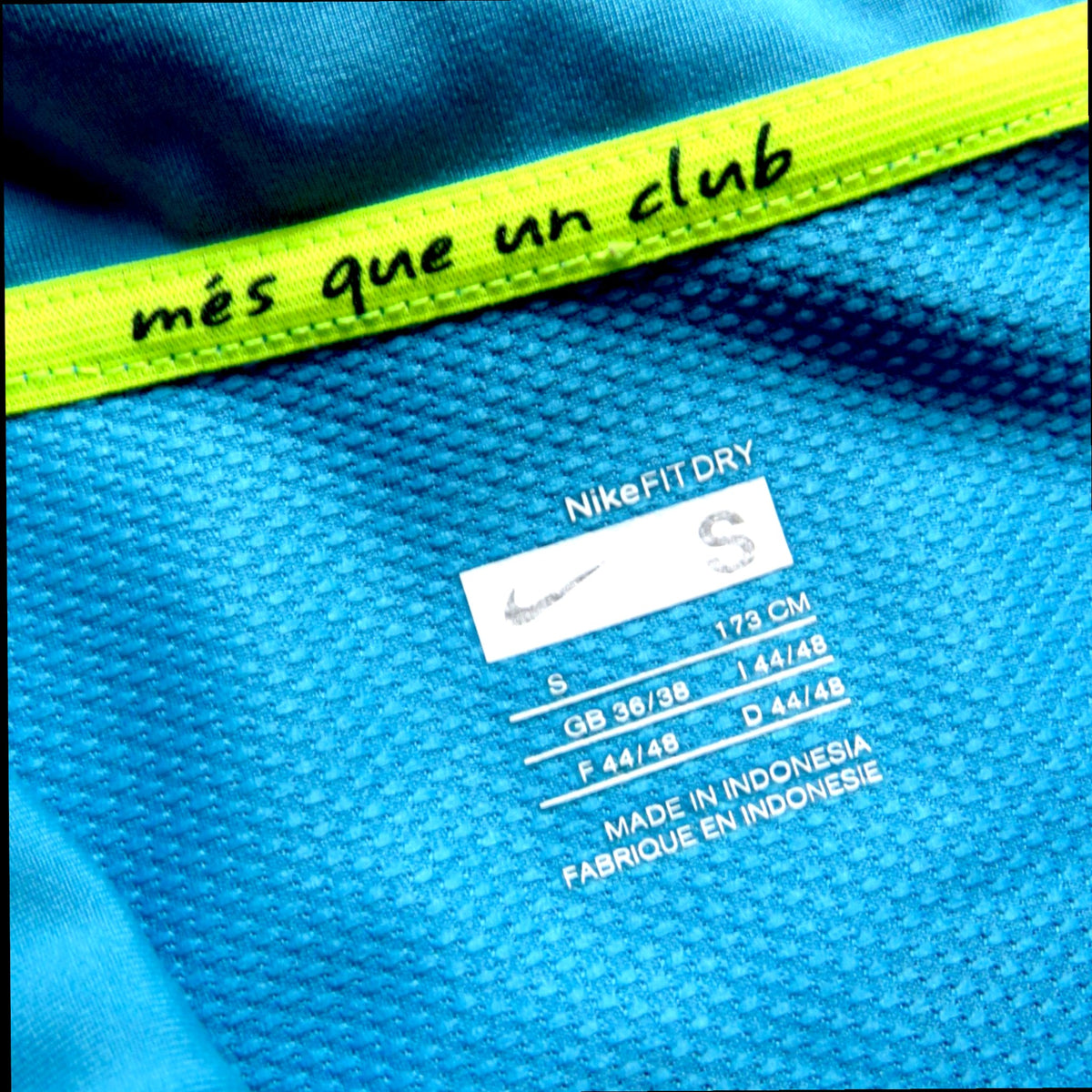 Nostalgic Football Shirts Barcelona 2007-08 uitshirt maat S met Nike Fit Dry label en mes que un club detail