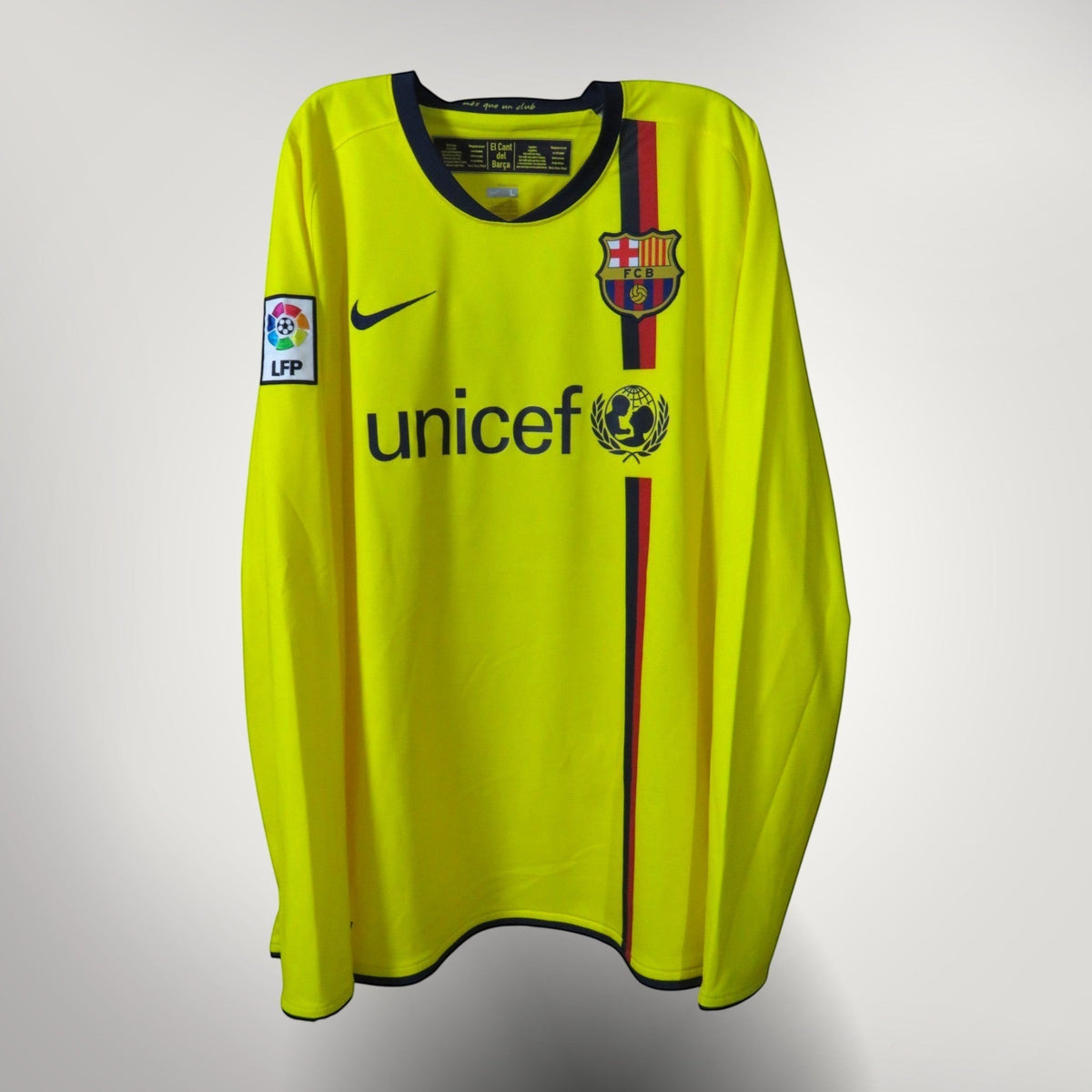 Nostalgic Football Shirts Barcelona 2008-10 uitshirt in geel met blauw-rode details, lange mouwen en UNICEF-logo.