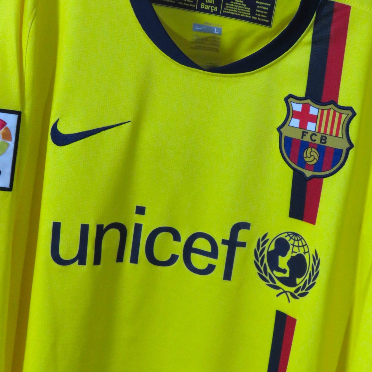 Nostalgic Football Shirts Barcelona 2008-10 uitshirt in geel met navy en rode details, Nike logo en FC Barcelona embleem.