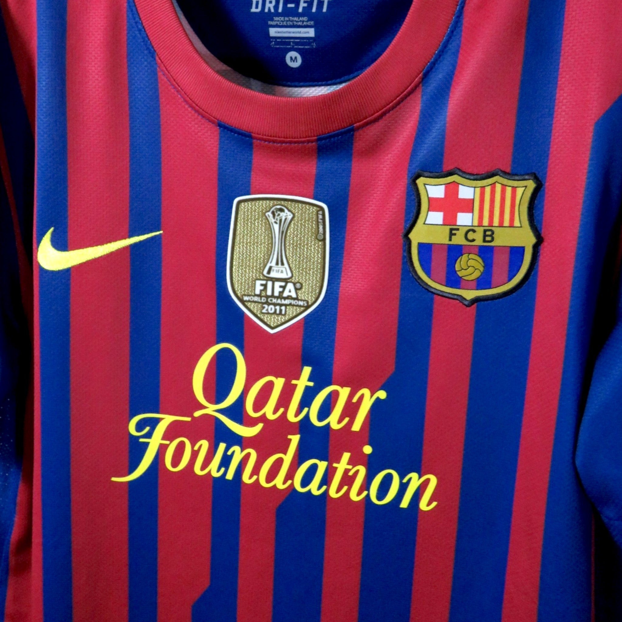 Nostalgic Football Shirts Barcelona 2011-12 thuisshirt met blaugrana strepen, FIFA-badge en Qatar Foundation logo.