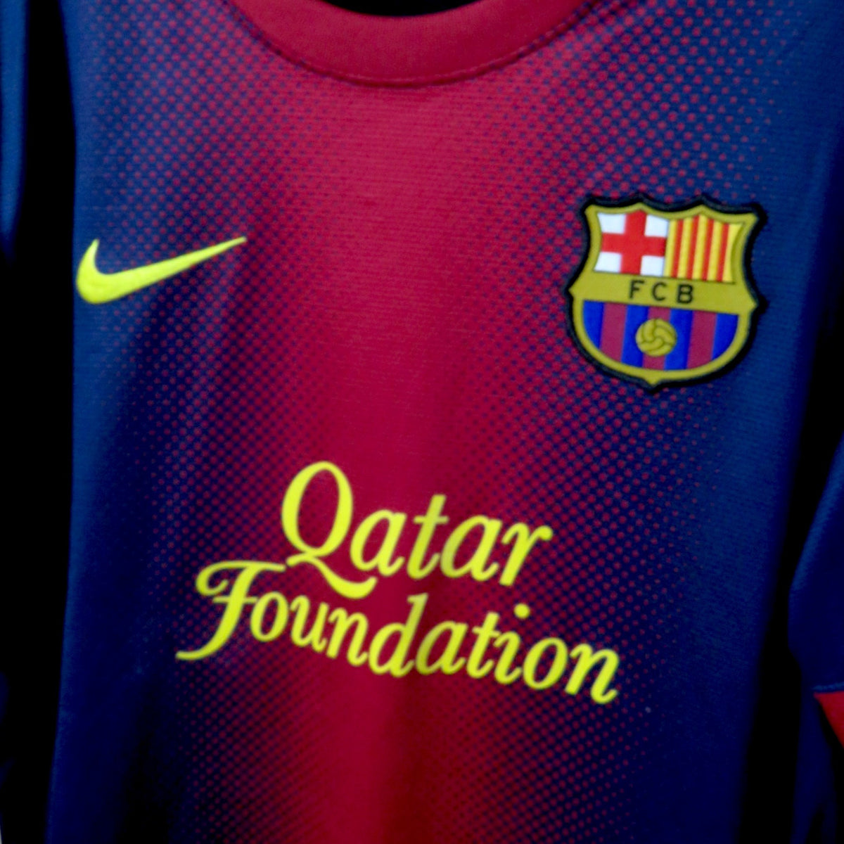 Nostalgic Football Shirts Barcelona 2012-13 thuisshirt met blaugrana strepen, Nike swoosh en Qatar Foundation logo.