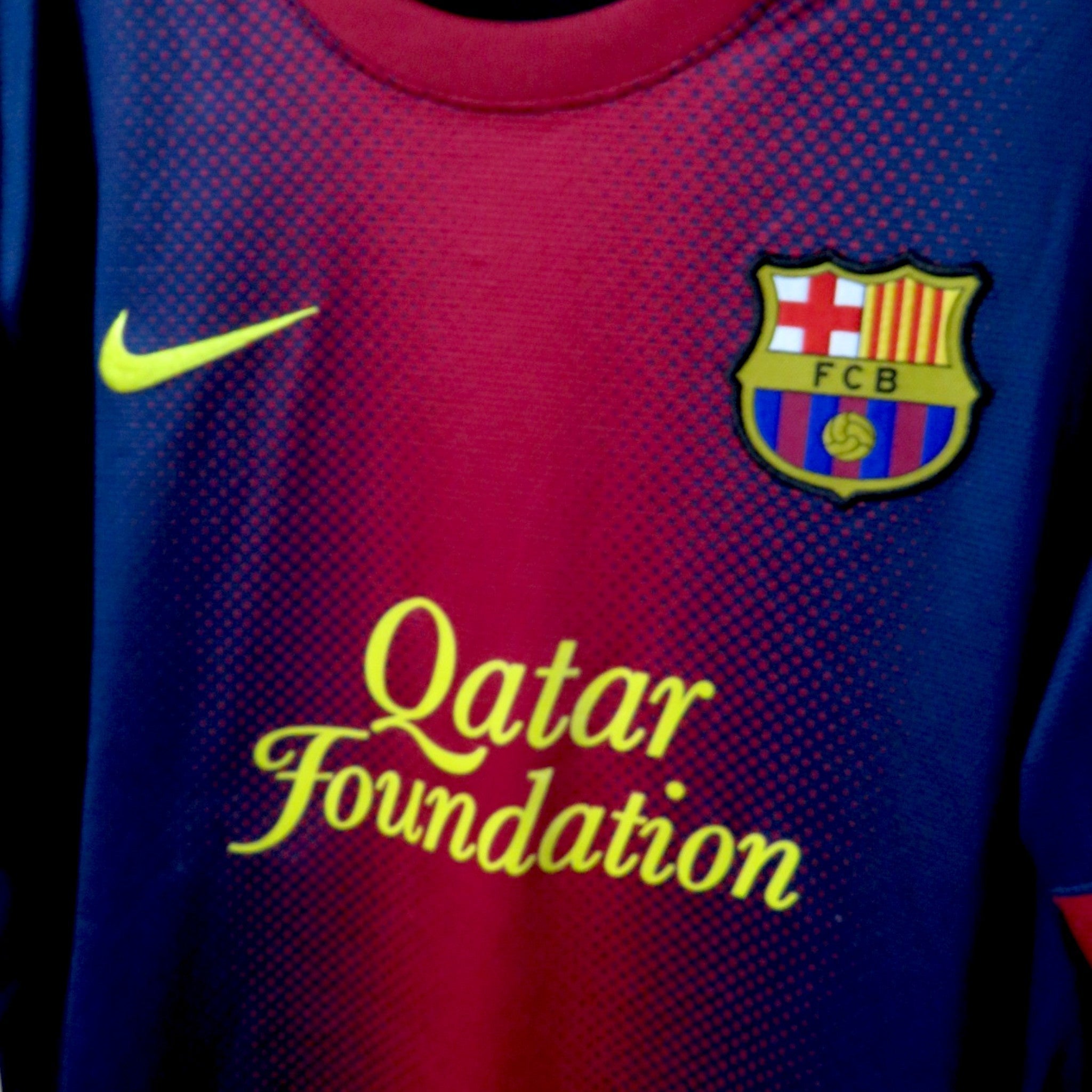 Nostalgic Football Shirts Barcelona 2012-13 thuisshirt met blaugrana strepen, Nike swoosh en Qatar Foundation logo.