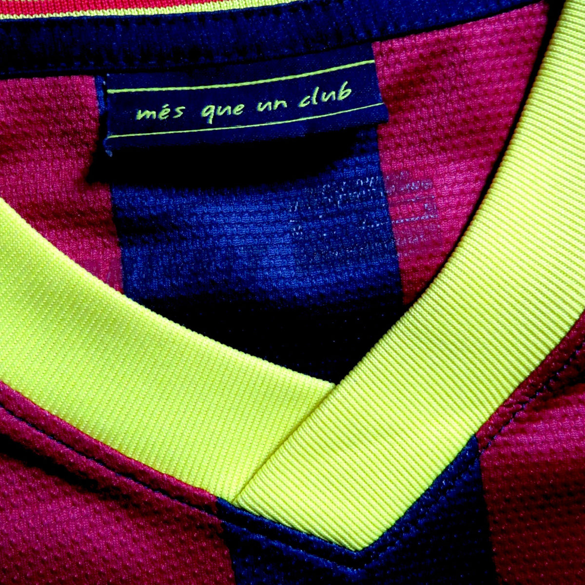 Nostalgic Football Shirts Barcelona 2013-14 thuisshirt met blaugrana strepen en mes que un club kraagdetail