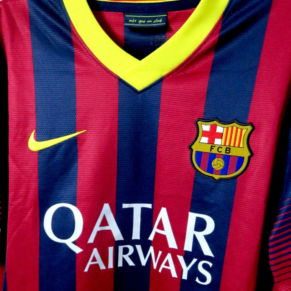 Nostalgic Football Shirts Barcelona 2013-14 thuisshirt met blaugrana strepen, Nike logo, clubembleem en Qatar Airways