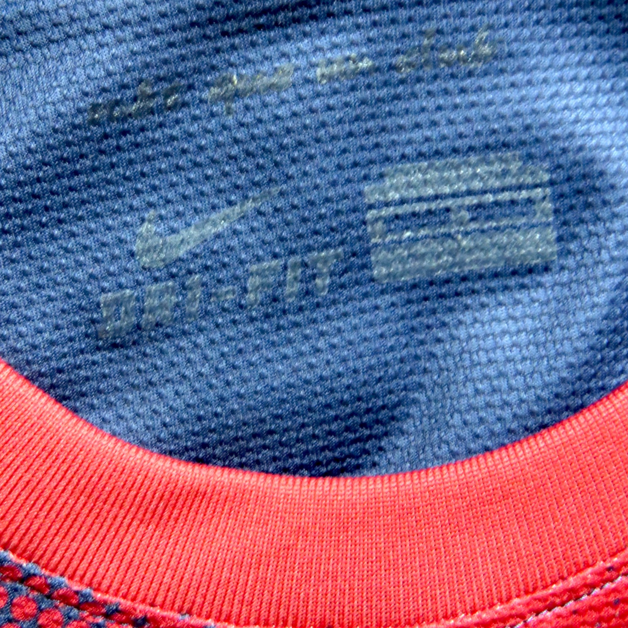 Nostalgic Football Shirts Barcelona 2012-13 thuisshirt detail van de blauwe Nike Dri-FIT kraag en stof