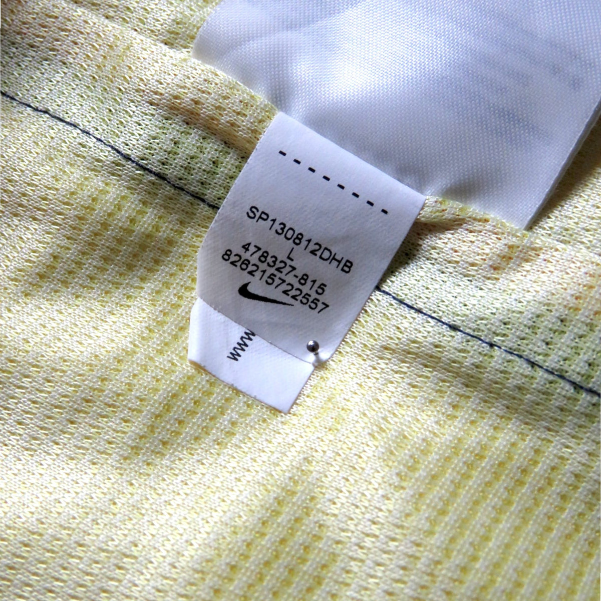 Nostalgic Football Shirts Barcelona 2012-13 uitshirt label met Nike productcode en maat L in geel textiel