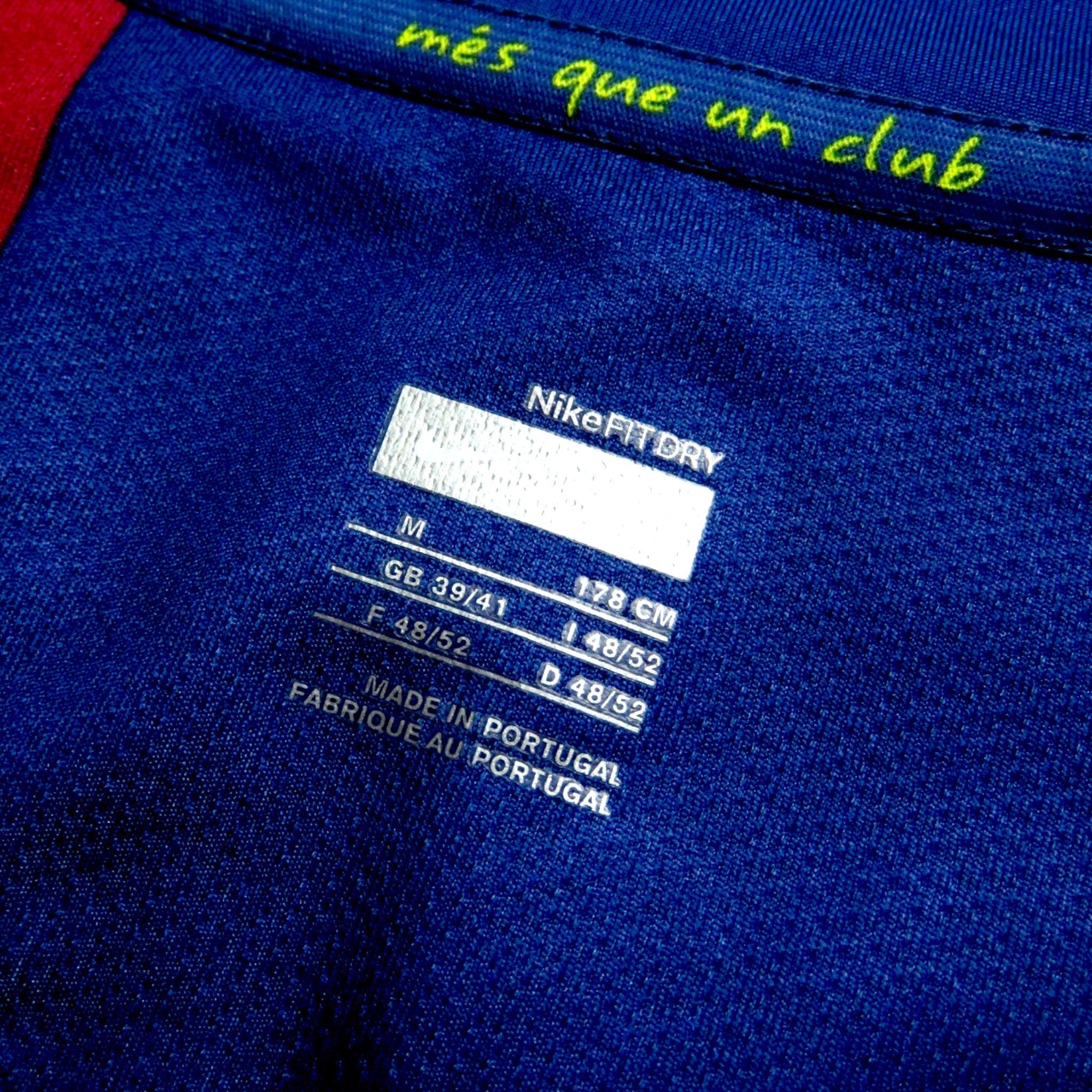 Nostalgic Football Shirts Barcelona 2007-08 thuisshirt maat M label met Nike Fit Dry technologie en mes que un club tekst
