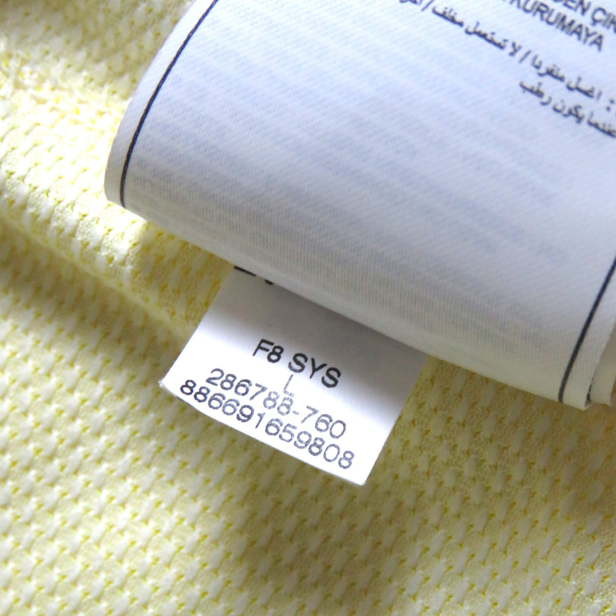 Nostalgic Football Shirts label van Barcelona 2008-10 uitshirt met maat L en productcode op witte wasinstructielabel